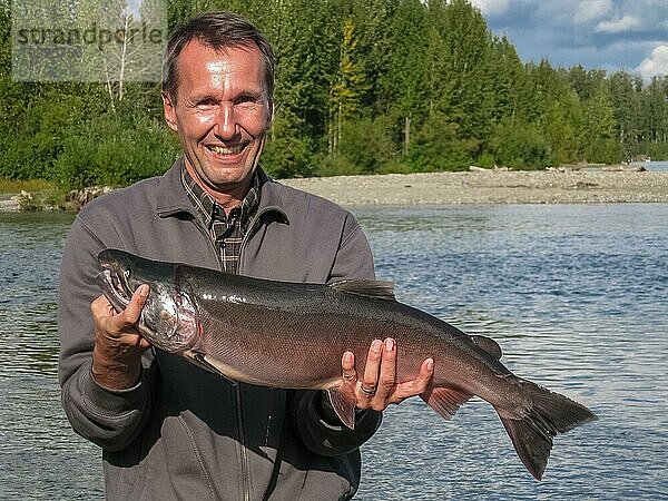 Fischer mit Lachs