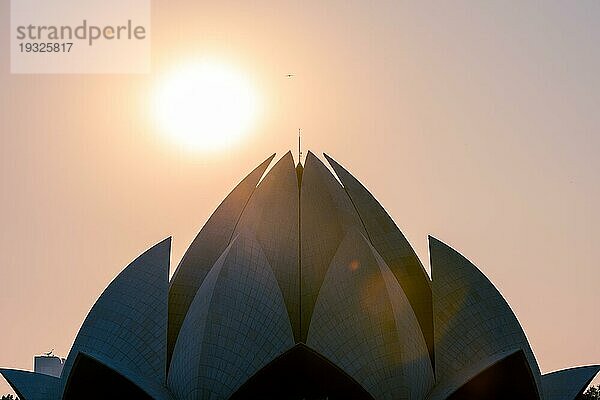 Der Lotustempel in Neu Delhi  Indien  an einem sonnigen Tag  Asien