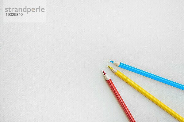 Drei schöne Bleistifte grauer Hintergrund