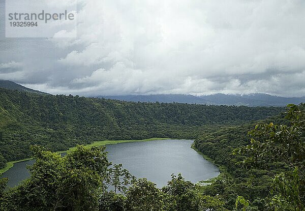 Bewölkter Himmel schöner Regenwald See