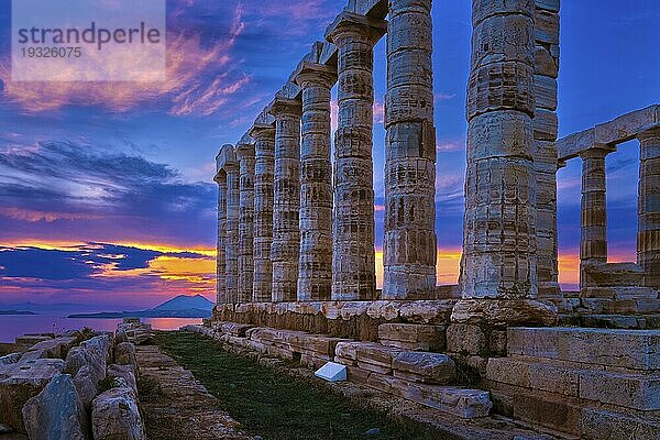 Schöner Sonnenuntergang Himmel und antiken Ruinen des Tempels von Poseidon  Kap Sounio  Ägäisches Meer Küste  Griechenland. Reiseziel von Athen Bereich  wichtiges Zentrum der antiken griechischen Religion für Olympian griechischen Mythologie  Gott des Meeres und Erdbeben