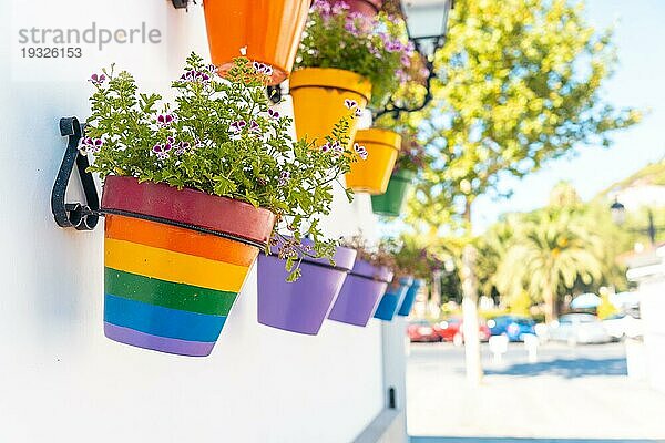 Blumentöpfe mit Regenbogenfarben mit lgbt Farben. Mijas  Malaga