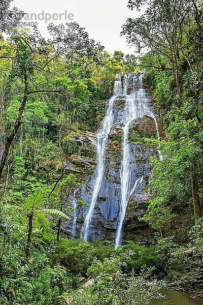 Steinhügel mit Regenwaldbäumen und Wasserfall inmitten tropischer Vegetation in Minas Gerais  Brasilien  Südamerika