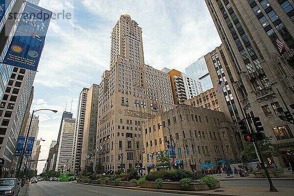 Chicago  USA  14. August 2015: Chicagos berühmter Tribune Tower auf der Michigan Ave an einem heißen Sommertag  Nordamerika