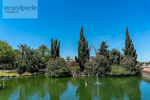 Schöner See im Zentrum der Stadt im Parque de las Naciones in der Stadt Torrevieja  Alicante  Mittelmeer. Spanien