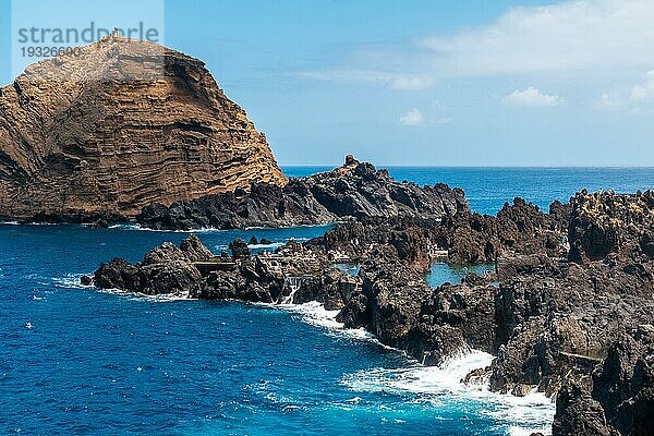 Das Küstendorf Porto Moniz  alte Naturschwimmbecken im Sommer  Madeira