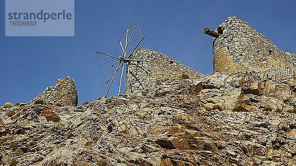 Drei Windmühlen  Ruinen  Felsen  blauer wolkenloser Himmel  Meronas-Pass  Lassithi-Hochebene  Provinz Lassithi  Kreta  Griechenland  Europa