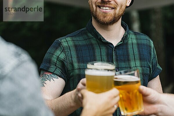 Gruppe männlicher Freunde beim Feiern mit einem Glas Bier