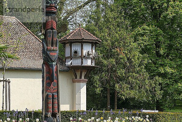 Taubenschlag  vorne ein Kanadischer Totempfahl  Stadpark Lahr  Baden-Württemberg  Deutschland  Europa