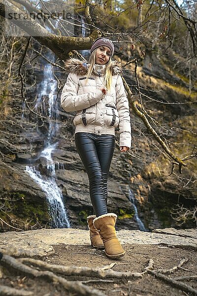 Cascada Uguna  Bizkaia Spanien  Eine sehr glückliche junge Blondine am schönen Wasserfall von Uguna