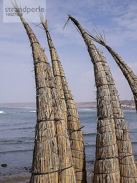 Schilfrohrkanus  genannt 'caballito de totora'  am traditionellen Strand von Huanchaco  Peru  Südamerika