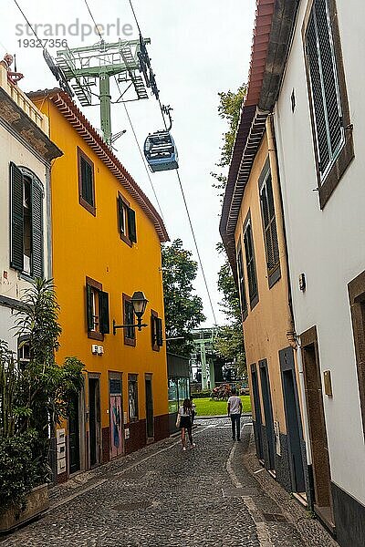 Seilbahn zwischen den Häusern in der Stadt Funchal auf Madeira. Portugal