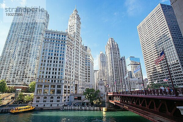 Chicago  USA  8. Juli 2014: Die ikonische DuSable Brücke und die Michigan Ave in Chicago  Illinois  USA an einem heißen Sommertag  Nordamerika