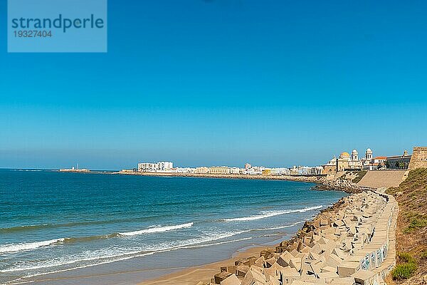 Schöne Küste der Touristenstadt Cádiz in Andalusien  Tourismus im Sommer