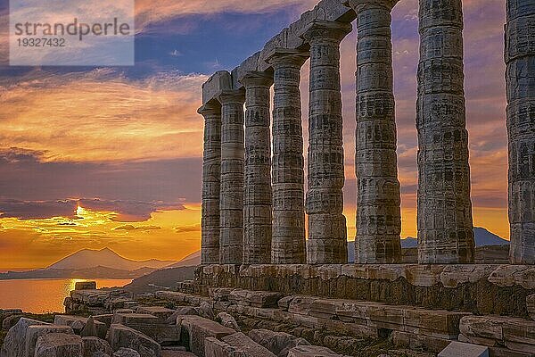 Schöner Sonnenuntergang Himmel und antiken Ruinen des Tempels von Poseidon  Kap Sounio  Ägäisches Meer Küste  Griechenland. Reiseziel von Athen Bereich  wichtiges Zentrum der antiken griechischen Religion für Olympian griechischen Mythologie  Gott des Meeres und Erdbeben