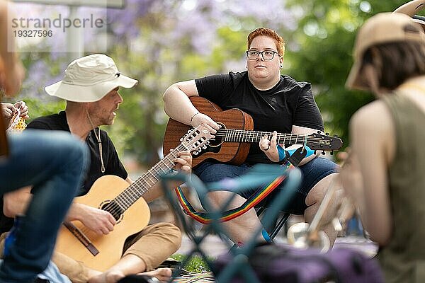 20. Mai 2023 Lissabon  Portugal: Principe Real  LGBT Versammlung  junge Männer spielen Gitarre im Park. Mittlere Aufnahme