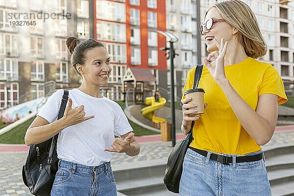Freundinnen im Freien mit Zeichensprache