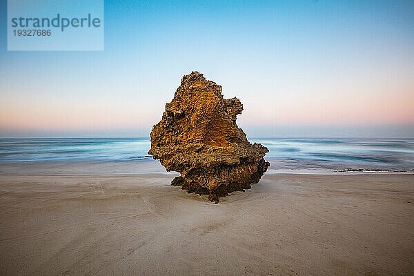 Der idyllische Number Sixteen Beach bei Sonnenaufgang in Rye  Victoria  Australien  Ozeanien
