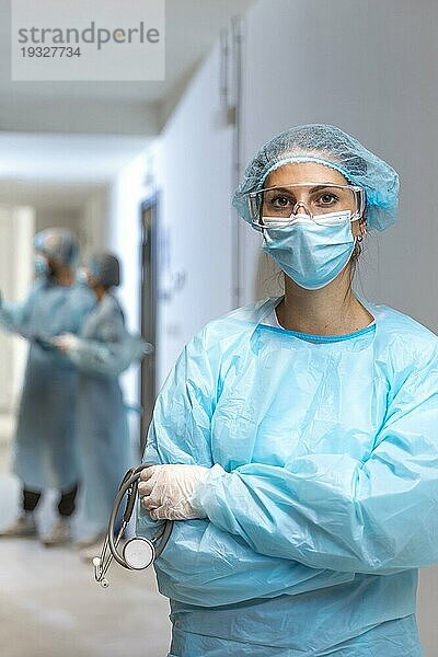 Weiblicher Arzt Schutzkleidung posiert Krankenhaus