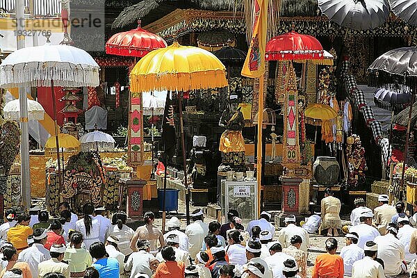 Fest in Tempel  vielen Menschen  bunten Schirme  Bali  Indonesien  Asien