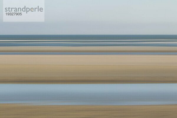 Abstrakte Aufnahme von Strand und Meer auf der Nordseeinsel Juist in Ostfriesland  Deutschland  Europa  am frühen Morgen  Europa