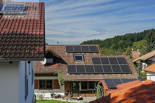 Hausdächer mit Solarmodulen in Kleinweiler  Gemeinde Weitnau im Allgäu  Bayern  Deutschland  Europa