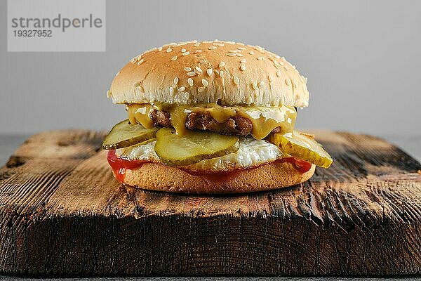 Burger mit Spiegelei und Essiggurke Vorderansicht