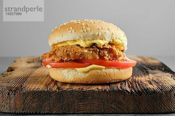 Street Chicken Burger mit frischer Tomate und Käsesauce  Vorderansicht