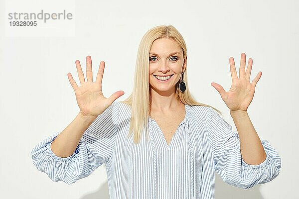 Attraktive blonde Frau zeigt zehn Finger. Zählen mit Fingern
