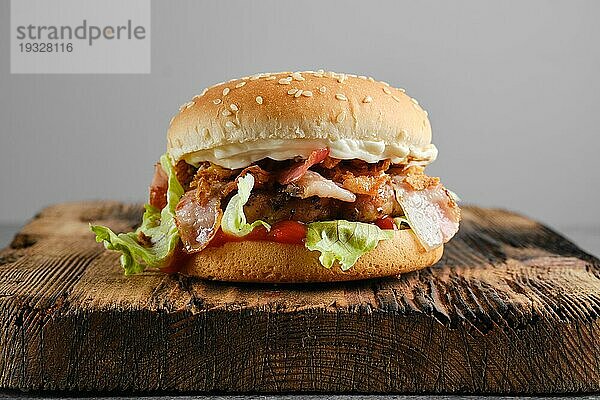 Rindfleisch Koch Hamburger mit Speck auf hölzernen Hintergrund Vorderansicht