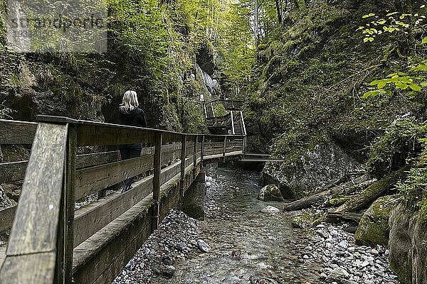 Die Seisenbergklamm  St.Martin bei Lofer  Stege  Holz  Wildwasser  Schluchten  Felsen  Treppen