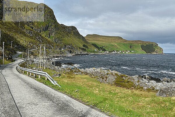 Häuser  Straße auf der Insel Runde in Norwegen