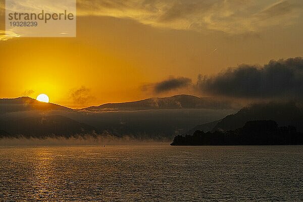 Sonnenaufgang auf der Donau  Kataraktenstrecke  Serbien  Europa