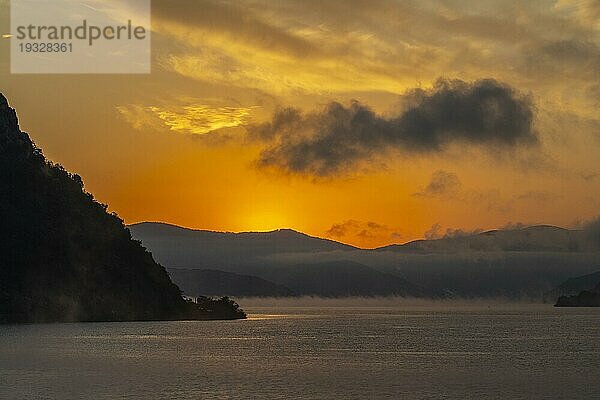 Sonnenaufgang auf der Donau  Kataraktenstrecke  Serbien  Europa