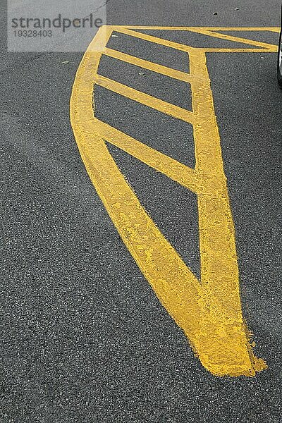 Straßenmarkierungen auf einem öffentlichen Parkplatz  Provinz Quebec  Kanada  Nordamerika