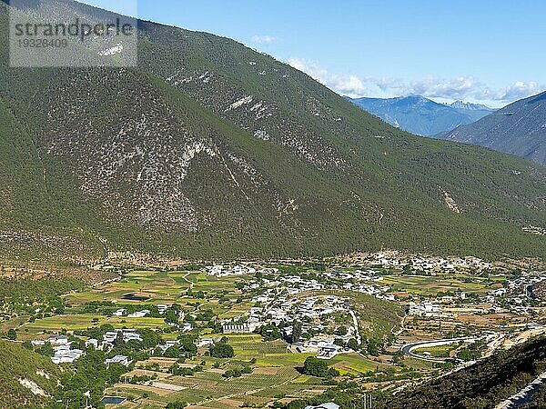 Siedlungen zwischen den Bergen im Hochland von Ost-Tibet  Yunnan  China  Asien