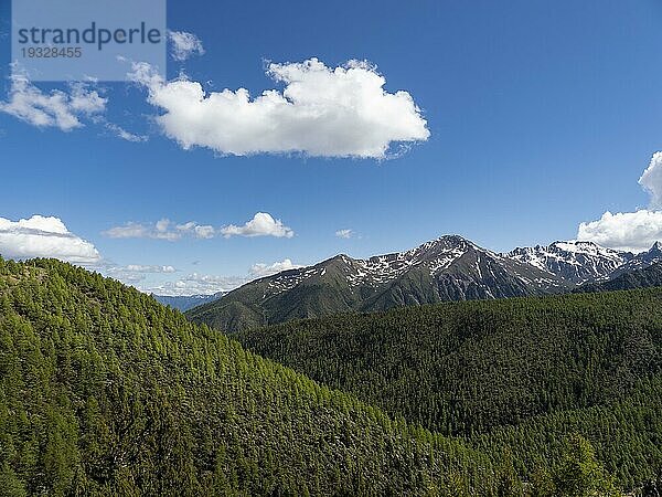 Bergketten und bewaldete Hänge im Hochland von Ost-Tibet  China  Asien