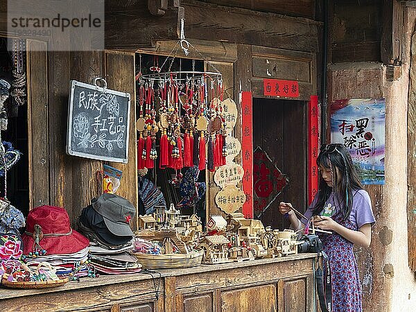 Souvenirgeschäft vor altem Holzhaus  Shaxi  Yunnan  China  Asien