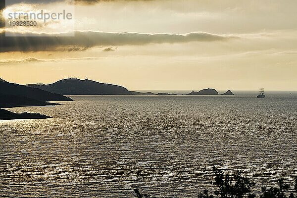 Küstenlinie mit Halbinsel La Pietra im Gegenlicht  L'Île-Rousse  Ile Rousse  Haute-Corse  Balagne  Nordküste  Korsika  Frankreich  Europa