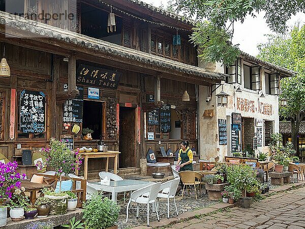 Restaurant in altem Holzhaus  Shaxi  Yunnan  China  Asien