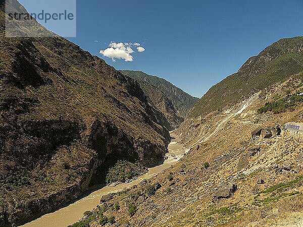 Tigersprungschlucht  Berge tiefe Schlucht mit Fluss  Yunnan  China  Asien