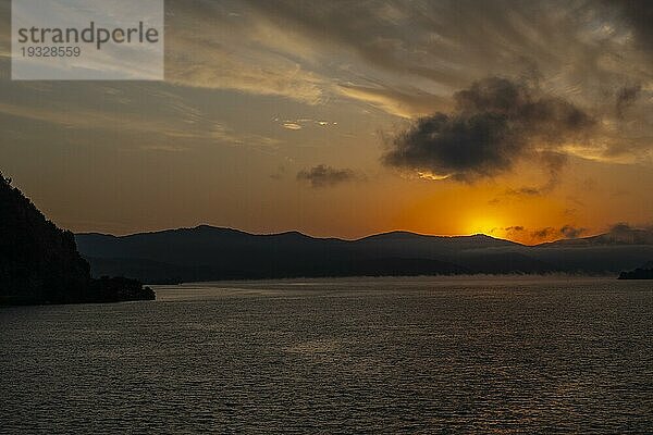 Sonnenaufgang auf der Donau  Kataraktenstrecke  Serbien  Europa