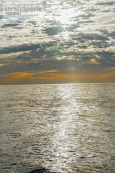 San Pedro Alcantara  Málaga  Spanien Ruhiges Meer in einer Meereslandschaft in der Morgendämmerung mit einem bunten bedeckten Himmel