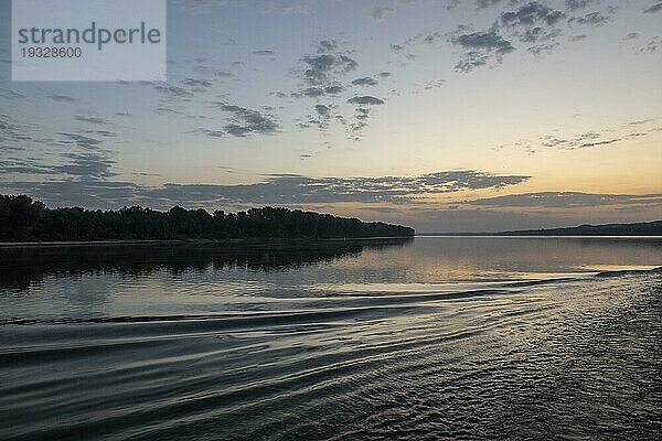 Sonnenaufgang auf der Donau  Rumänien  Europa