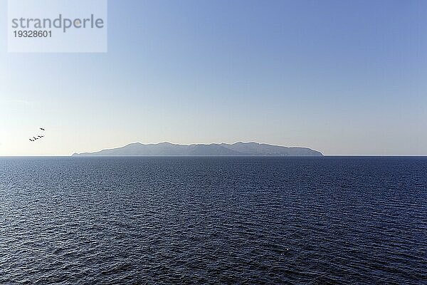 Silhouette der Insel Elba am Horizont  blauer Himmel  Thyrrenisches Meer  Mittelmeer  Toskana  Italien  Europa