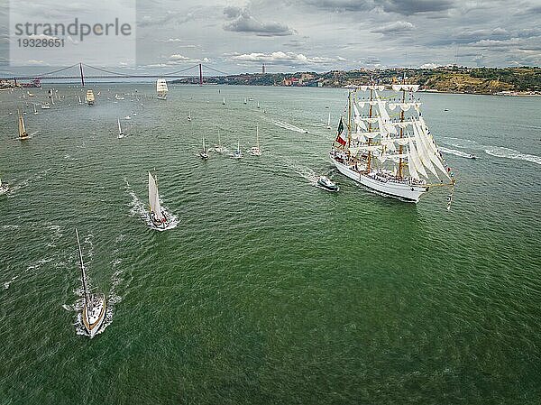 Luftaufnahme einer Drohne von großen Schiffen mit Segeln  die im Fluss Tejo in Richtung Atlantik in Lissabon  Portugal  fahren  Europa