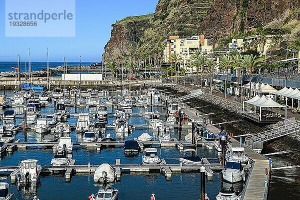 Hafen und Marina von Calheta  Insel Madeira  Portugal  Europa