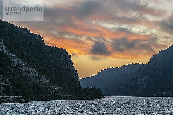 Sonnenaufgang auf der Donau  Kataraktenstrecke  Serbien  Europa