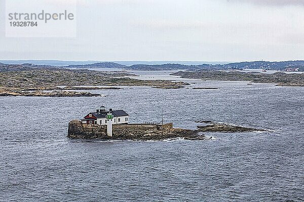 Typische winzige Schäreninsel mit Leuchtturm und Leuchtturmwärterhaus  beim Auslaufen aus Göteburg