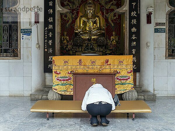 Betende Frau  Yuantong Tempel  Kunming  Yunnan  China  Asien